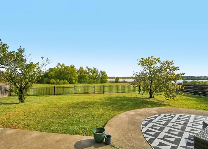 Lakeside Retreat * Round Rock